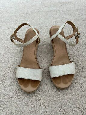 Tommy Bahama wedge sandals